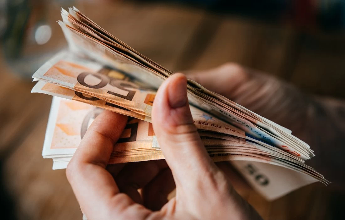 Αντίμετρα και εισφορές «πνίγουν» την αύξηση του κατώτατου μισθού – Ποιες είναι οι προτάσεις των ειδικών
